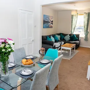  Holiday home Cheltenham-spacious 2 Bedroom Home-sleeps 6-parking-garden-wifi